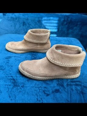 UGG Women's Varney Short Size 6.5 Boho Moccasin Suede Boots Light Brown 1104653